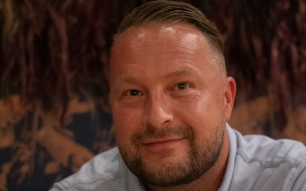 Tim viert 5 jaar bij QRC: “De korte lijnen en persoonlijke aanpak maken het verschil”